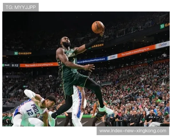 布朗反击暴扣点燃全场，绿军一波拉开，布朗篮球